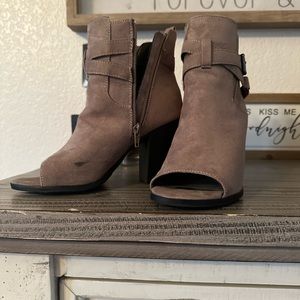 Brown/Taupe I open toe booties